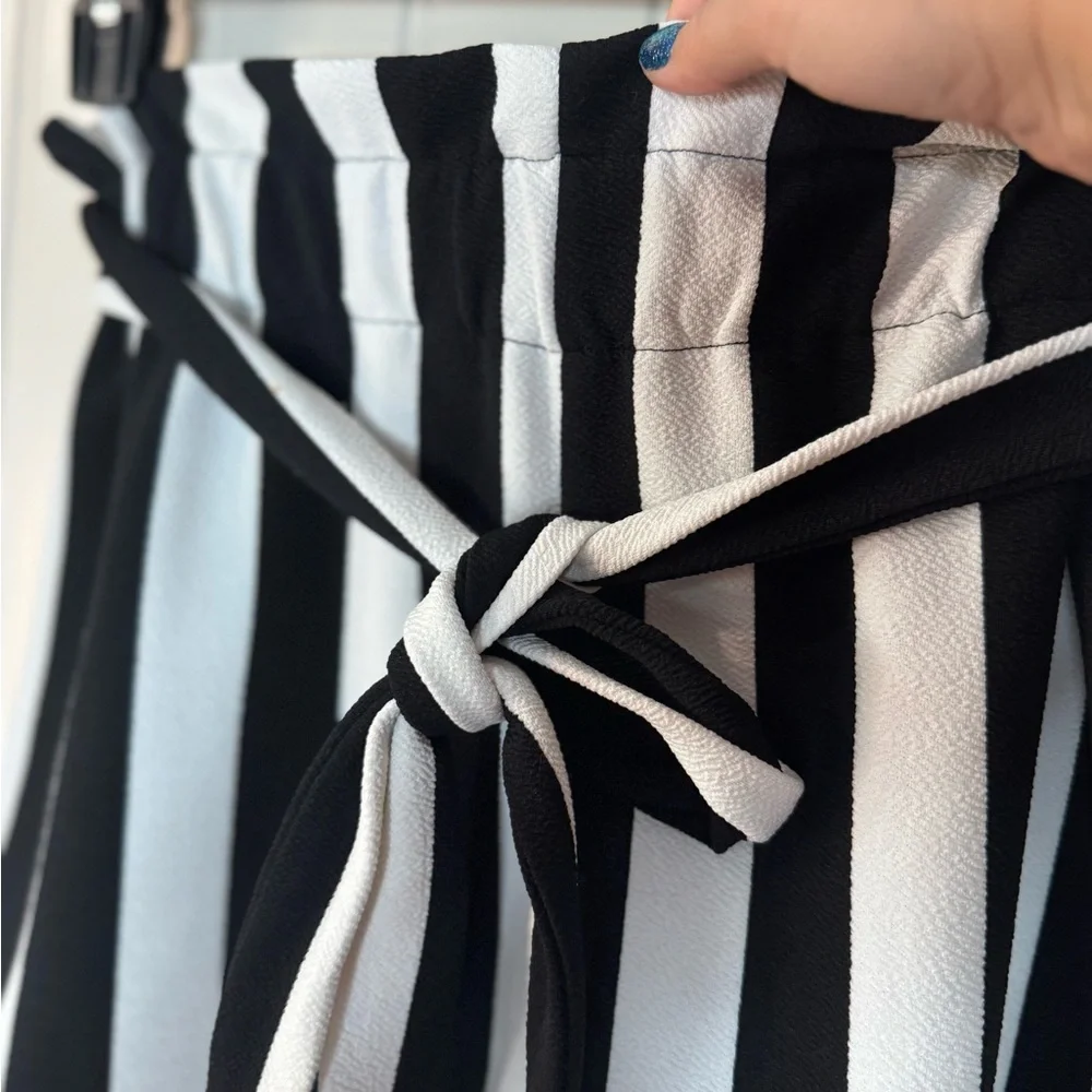 3/for $15 🍒 SHEIN High Waist Striped Black, White Shorts (Women’s Size Medium)